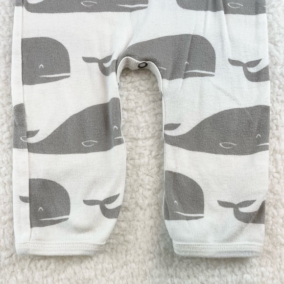MILKBARN • White/Grey Whale Print Short Sleeve Romper - Picture 4 of 14